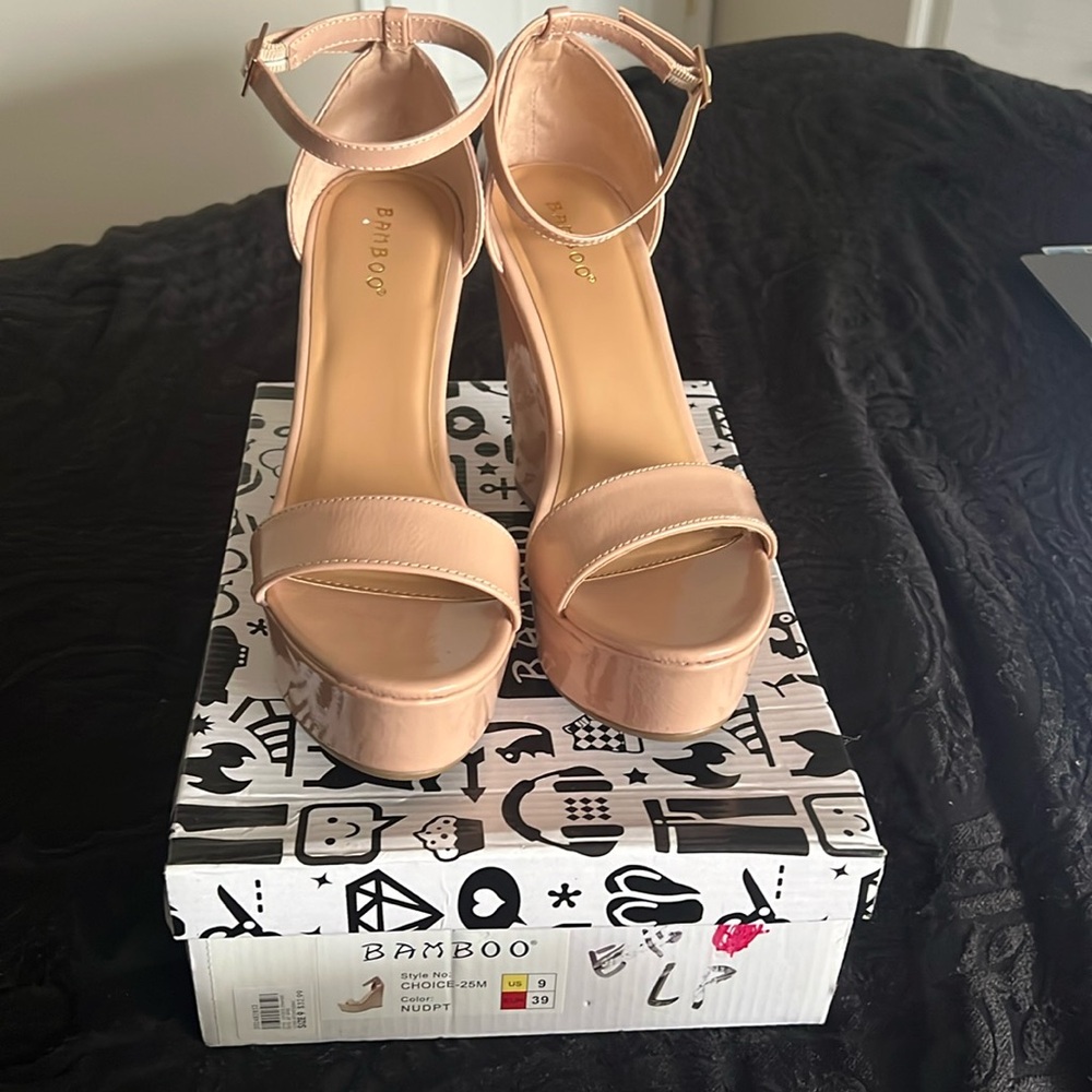 BNWT Bamboo Nude Wedges